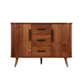 Moderne houten kast met verticale lijnen en metalen handgrepen