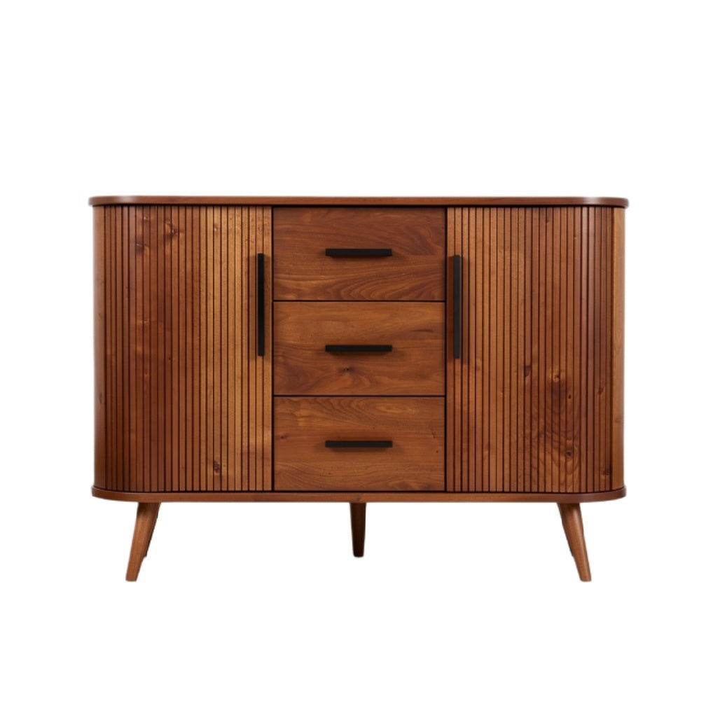Moderne houten kast met verticale lijnen en metalen handgrepen